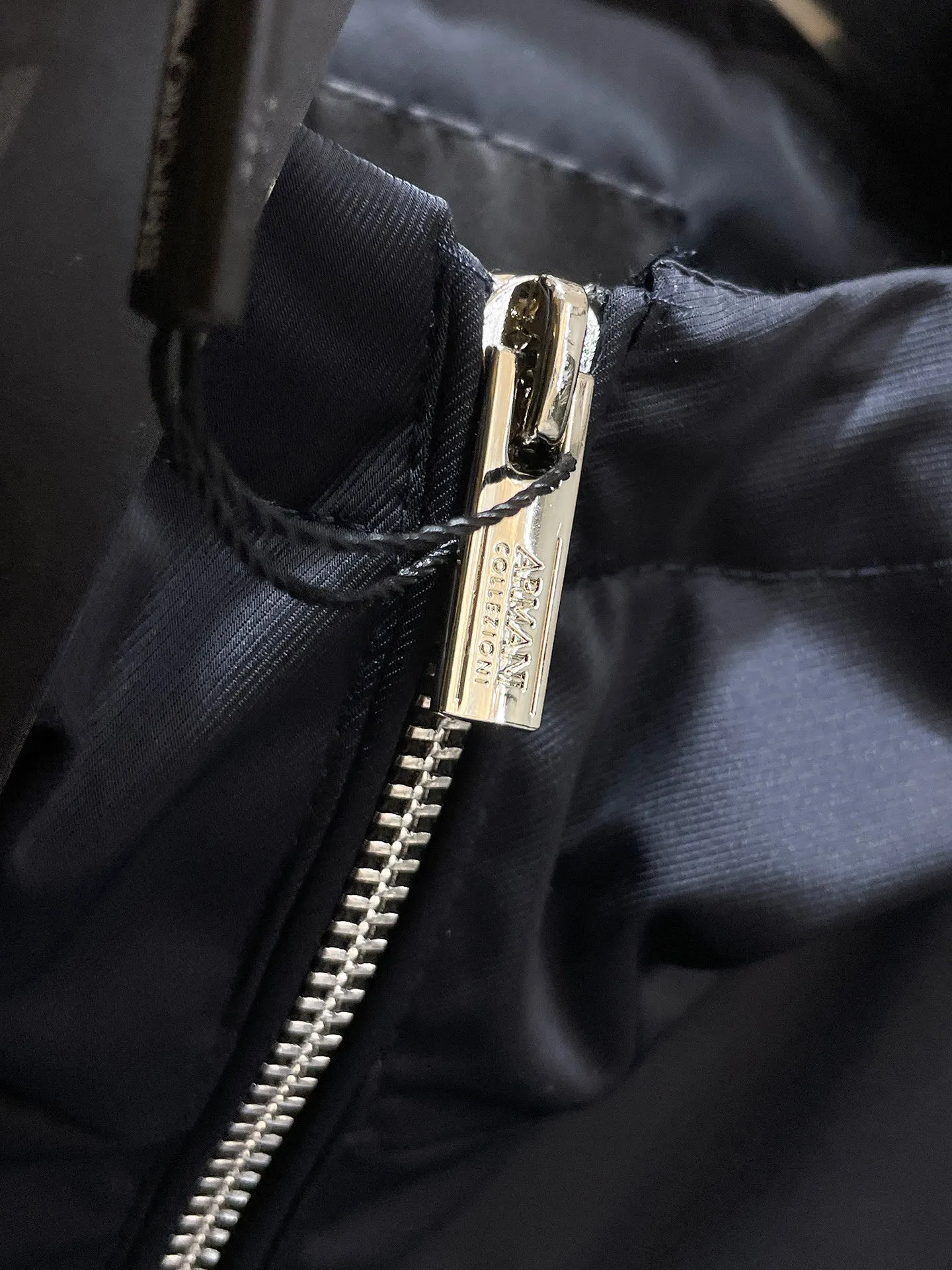 Armani official website Same Style, complete with three labels, on sale in advance. 2026 Autumn and Winter New Arrival men's jacket, Original with complete three labels, Premium version. Custom-made fabrics at the counter. Breathable, high comfort, impeccable details, brand element design concept, reflecting high quality. It feels delicate and soft, presents a casual cut, and has a great upper body shape. Sizes: M～3XL